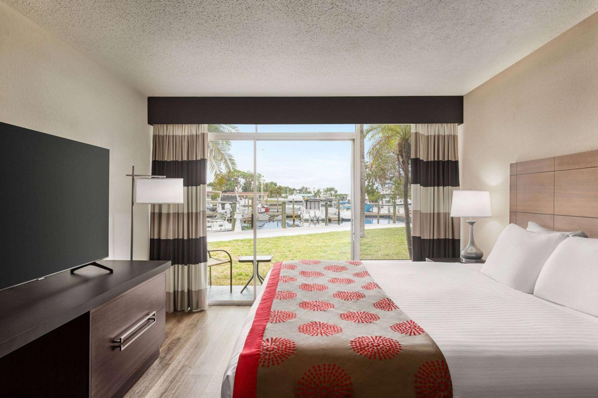 Hôtel Ramada By Wyndham Sarasota Waterfront Extérieur photo