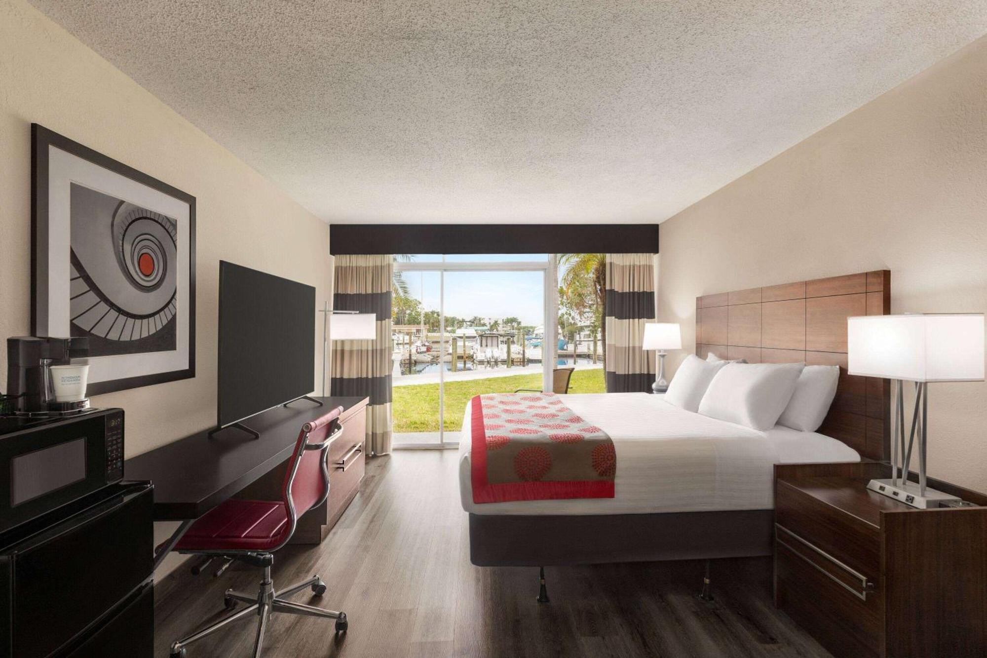 Hôtel Ramada By Wyndham Sarasota Waterfront Extérieur photo